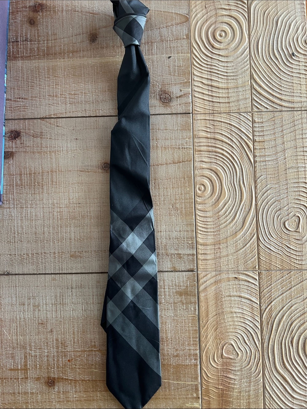 Burberry Men's Black & Gray Plaid Silk Tie - Classic Formal Accessory